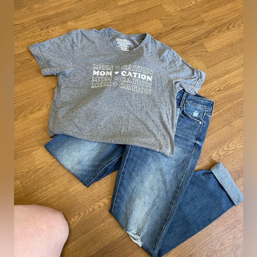 Momcation graphic tee